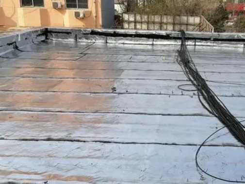 三明卫生间漏水维修公司分享下三明屋面楼顶防水刚性防水层施工要点。